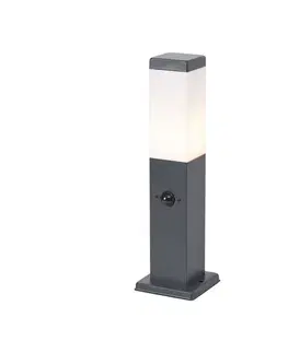 Vonkajšia lampa tmavosivá s opálovým sklom 45 cm IP44 so zásuvkou a snímačom pohybu - Malios