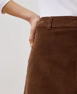 Menčestrová sukňa, koňaková