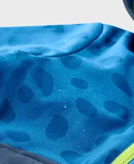 Detská softshellová bunda s meniacimi sa farbami v daždi