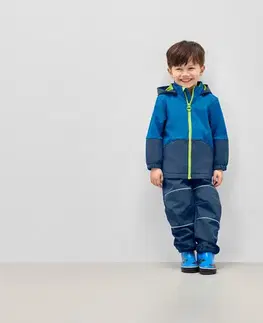 Detská softshellová bunda s meniacimi sa farbami v daždi