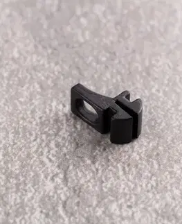 Dekoria Jazdec AS s očkom do koľajnice 1 ks čierny, 1,2 x 2 cm