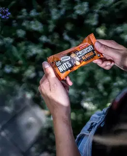 Nutrend DeNuts Crunchy 40g slané arašidy v horkej čokoláde