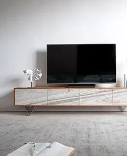 DELIFE TV stolík Kleo 220 cm akácia prírodná 4 dvierka podstava v tvare V nerezová oceľ