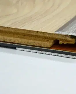 Ukončovací profil 13 mm pre krytiny od 10 do 12 mm (nevŕtaný) Stříbro E01