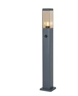 Vonkajšia lampa tmavosivá s dymovým sklom 80 cm IP44 so zásuvkou a snímačom pohybu - Malios