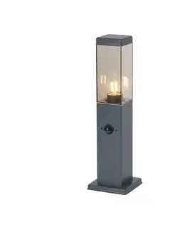 Vonkajšia lampa tmavosivá s dymovým sklom 45 cm IP44 so zásuvkou a snímačom pohybu - Malios