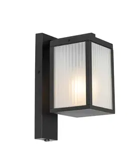 Vonkajšia nástenná lampa čierna s rebrovaným sklom a senzorom súmraku - Charlois