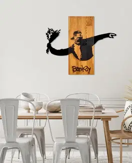 Dekoratívny drevený doplnok na stenu Banksy - Flower Thrower
