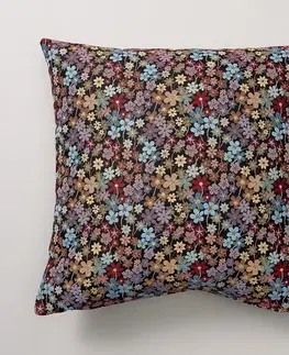 Dekoria Karin - jednoduchá obliečka, farebné kvety na čiernom pozadí, 60 x 60 cm, Intenso Premium, 144-32