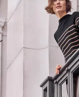 Pletený pulóver so stojačikom, čierny so svetlohnedými pásikmi