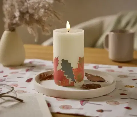 LED sviečka z pravého vosku s potlačou s motívom listov