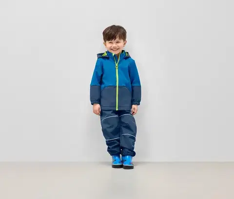 Detská softshellová bunda s meniacimi sa farbami v daždi