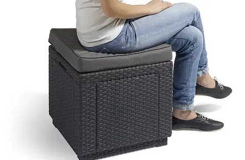 DEOKORK Záhradný ratanový taburet CUBE (antracit) ZADARMO PODUŠKA
