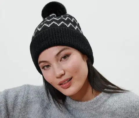 Pletená čiapka s brmbolcom