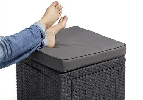 DEOKORK Záhradný ratanový taburet CUBE (antracit) ZADARMO PODUŠKA