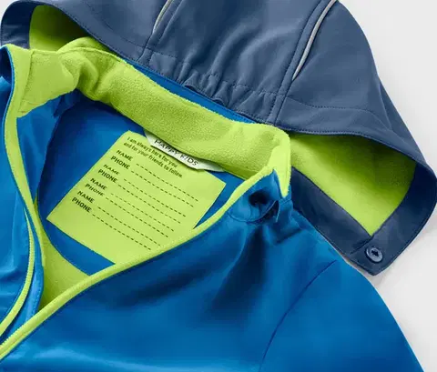 Detská softshellová bunda s meniacimi sa farbami v daždi