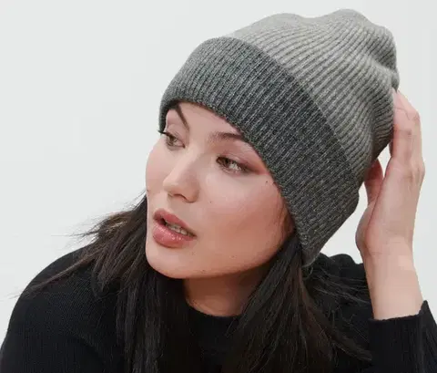 Pletená čiapka s vinou, sivá